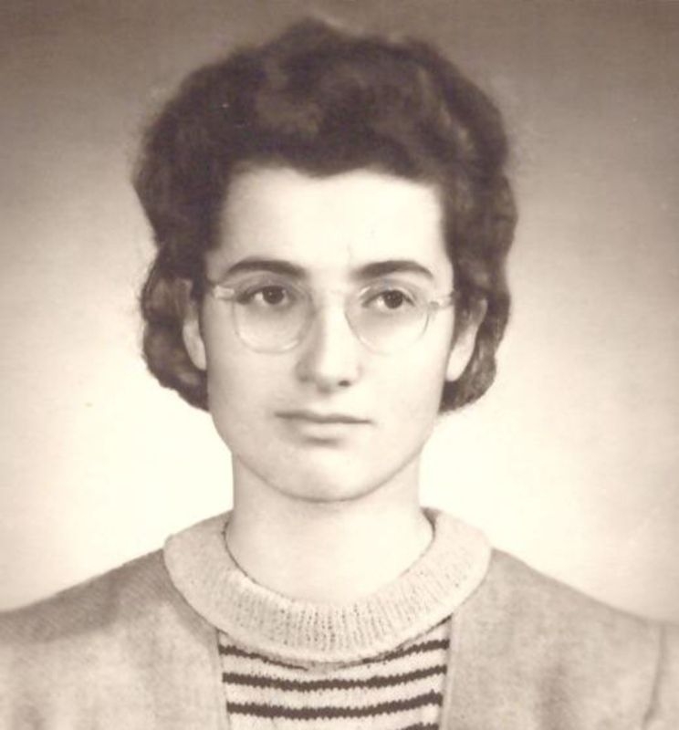 Elly Baranová jako maturantka, 1952. Zdroj: Paměť národa / archiv pamětnice