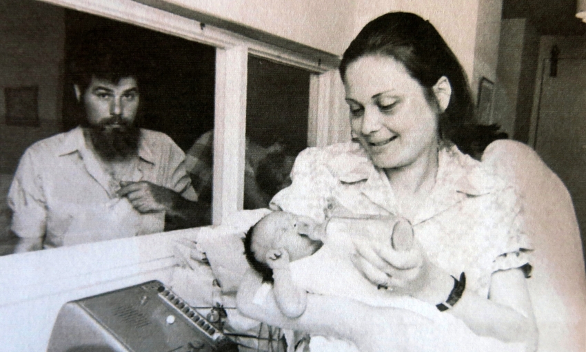 Jehošua Rezek s manželkou v porodnici, 1973. Zdroj: archiv pamětníka