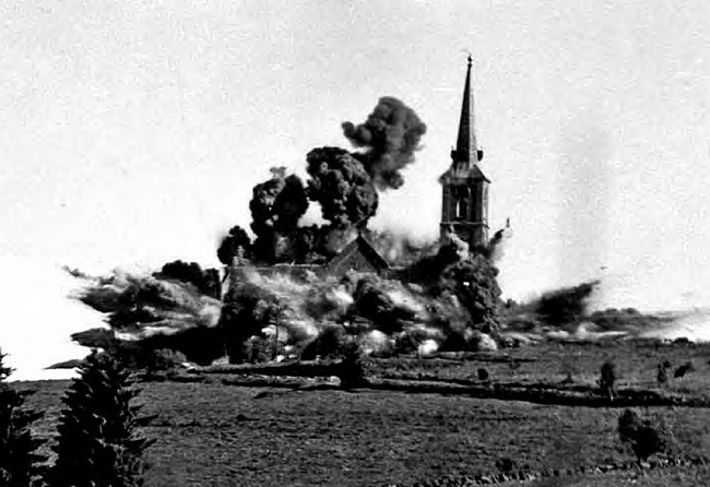 Odstřel kostela v někdejší obci Kapličky provedený v roce 1959 v rámci celoplošné demoliční akce na československo-rakouských hranicích. Zdroj: Pamět národa