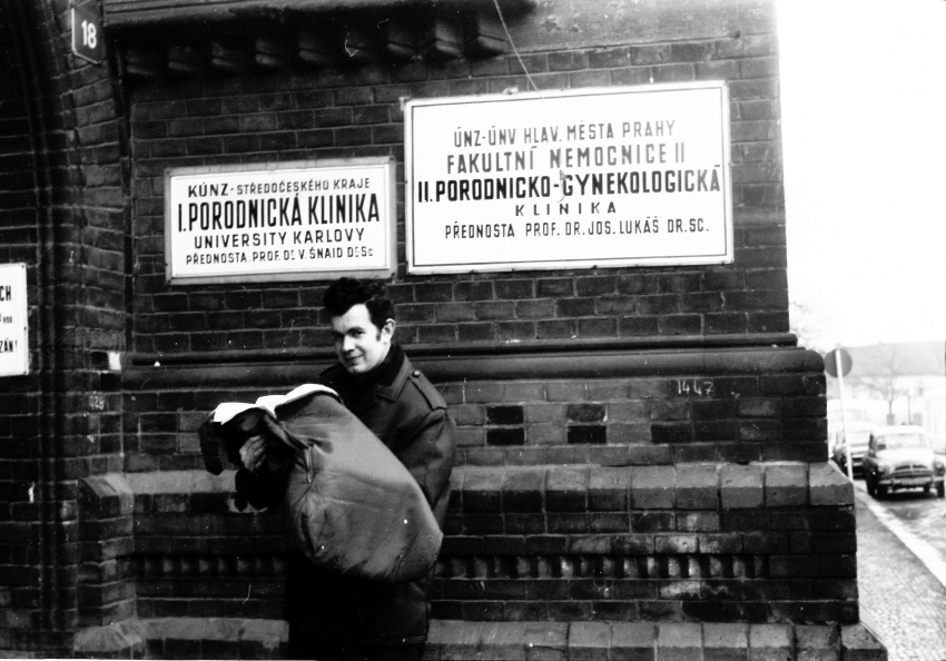 Otec přes vstupem do porodnice, 1971. Zdroj: archiv pamětnice Heleny Tlaskalové.