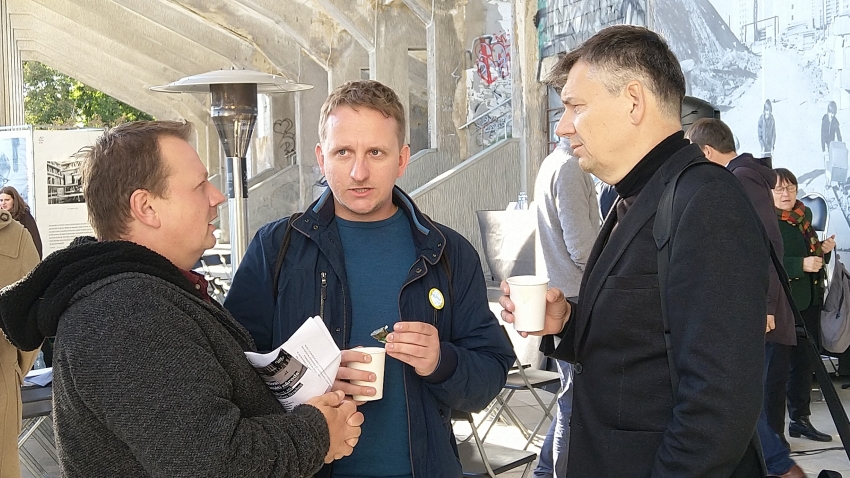 Vlevo ředitel Post Bellum a moderátor diskuse Mikuláš Kroupa