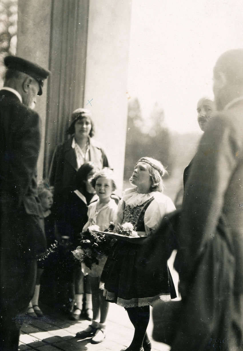 1929, Lány u TGM. Zdroj: Paměť národa