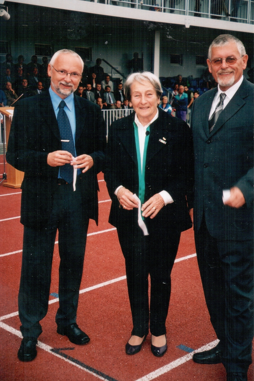 Dana Zátopková na slavnostním otevření stadionu v Uherském Hradišti, 2002