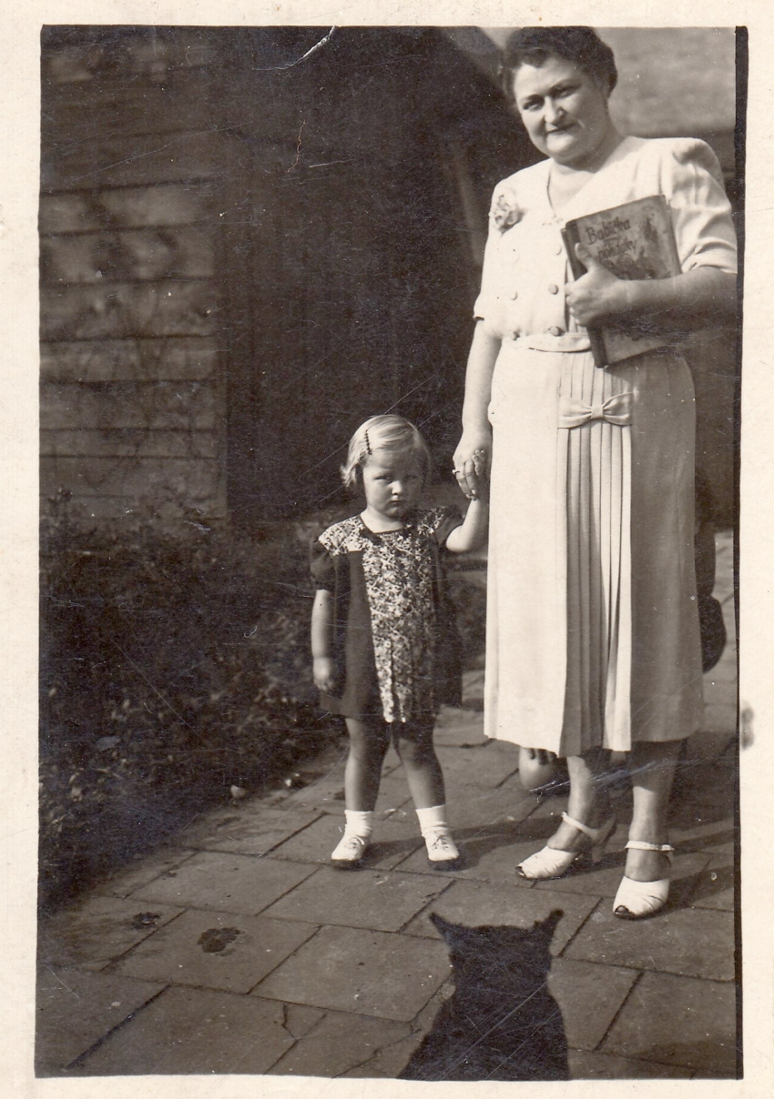Dagmar Stachová s babičkou, 1951. Zdroj: archiv pamětnice