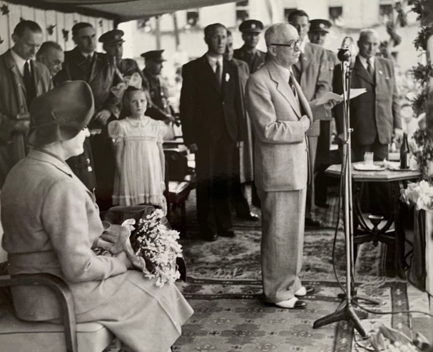 Edvard a Hana Benešovi v Kralovicích v roce 1946. V pozadí Alenka Vyhnisová. Zdroj: Post Bellum, archiv pamětnice