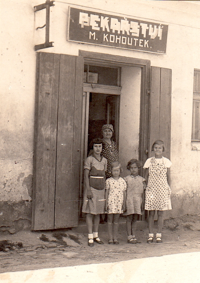 Obchod v Neveklově, 30. léta (J. Řeháková druhá zprava). Zdroj: archiv pamětnice