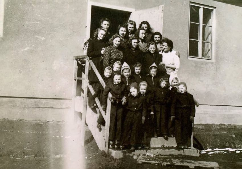 Alenka s ostatními dětmi z tzv. Kinderheimu ve Svatobořicích.  Zdroj: Post Bellum, archiv pamětnice