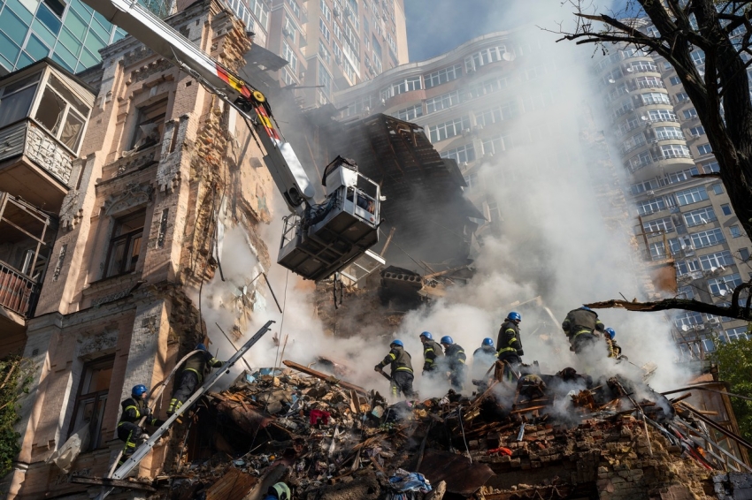 Kyjev, 17. října 2022, dům po náletu sebevražedného dronu. Foto: ČTK - AP, Roman Hrytsyna