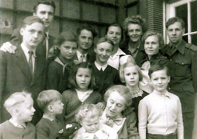 Děti a vnoučata Fridy Čepkové, Vlasta Lavalová stojící uprostřed v tmavých šatech s bílým límečkem
