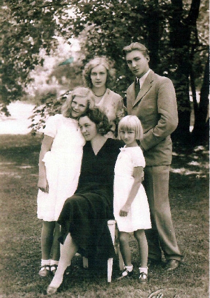 Frida Čepková se svými dětmi – Emmou, Didou, Pavlem a nejmenší Vlastou