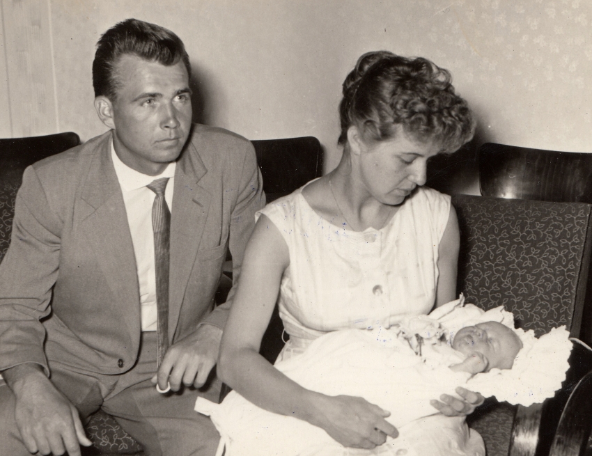 Narození syna Jiřího, Jiří a Růžena Pavlíkovi, 1961. Zdroj: archiv pamětnice