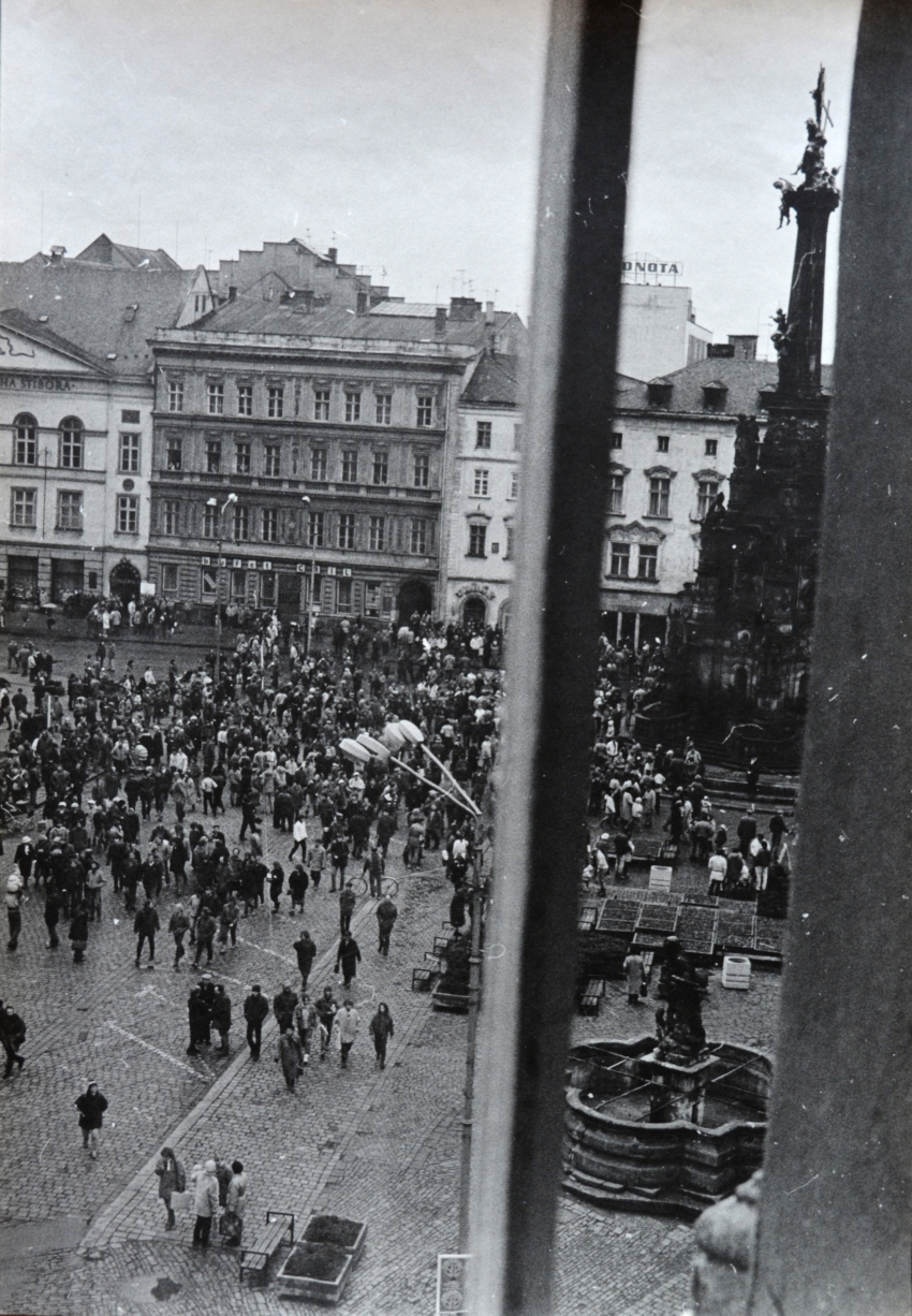 Setkání na podporu vězněného Augustina Navrátila v Olomouci, které Oldřich Kučera fotografoval z okna. Zdroj: archiv pamětníka