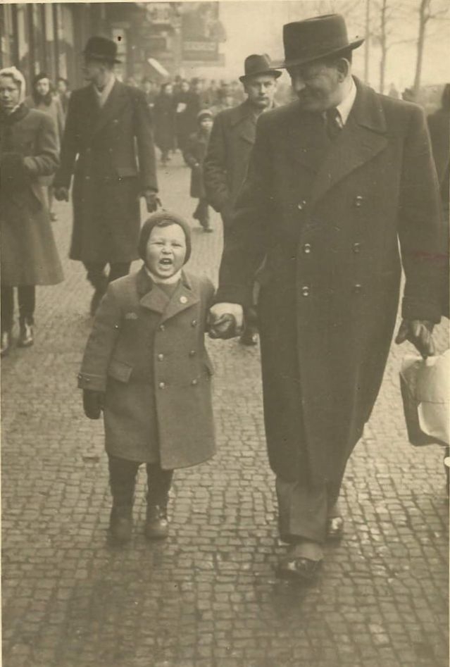 Pavel Pick na procházce s tatínkem v centru Prahy, 1940