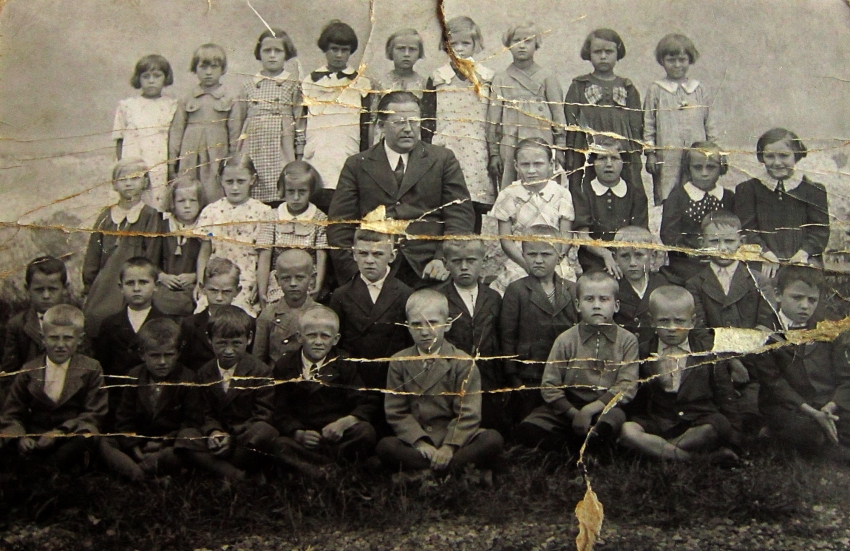 Marie Susedková vlevo vedle učitele v první třídě v Rozstání. Zdroj: archiv pamětnice