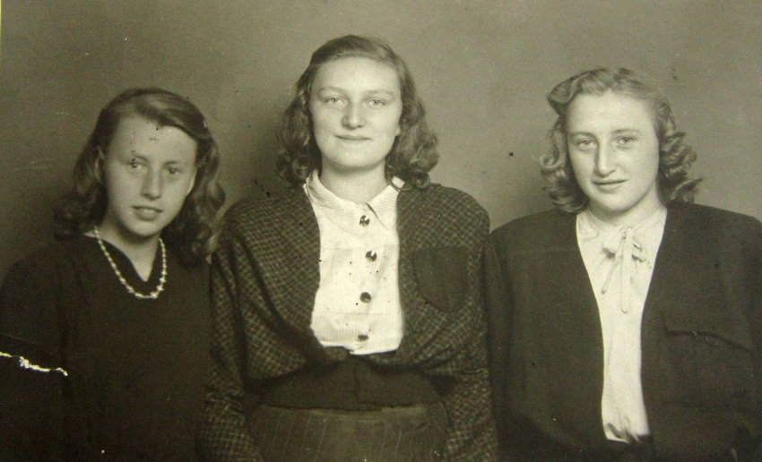 Vlevo Marie Susedková, s kamarádkou a sestrou Annou. Zdroj: archiv pamětnice