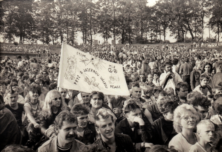 Mírový koncert v Plzni, kde byl vypískán Michal David, (1987), Zdroj: archiv pamětníka