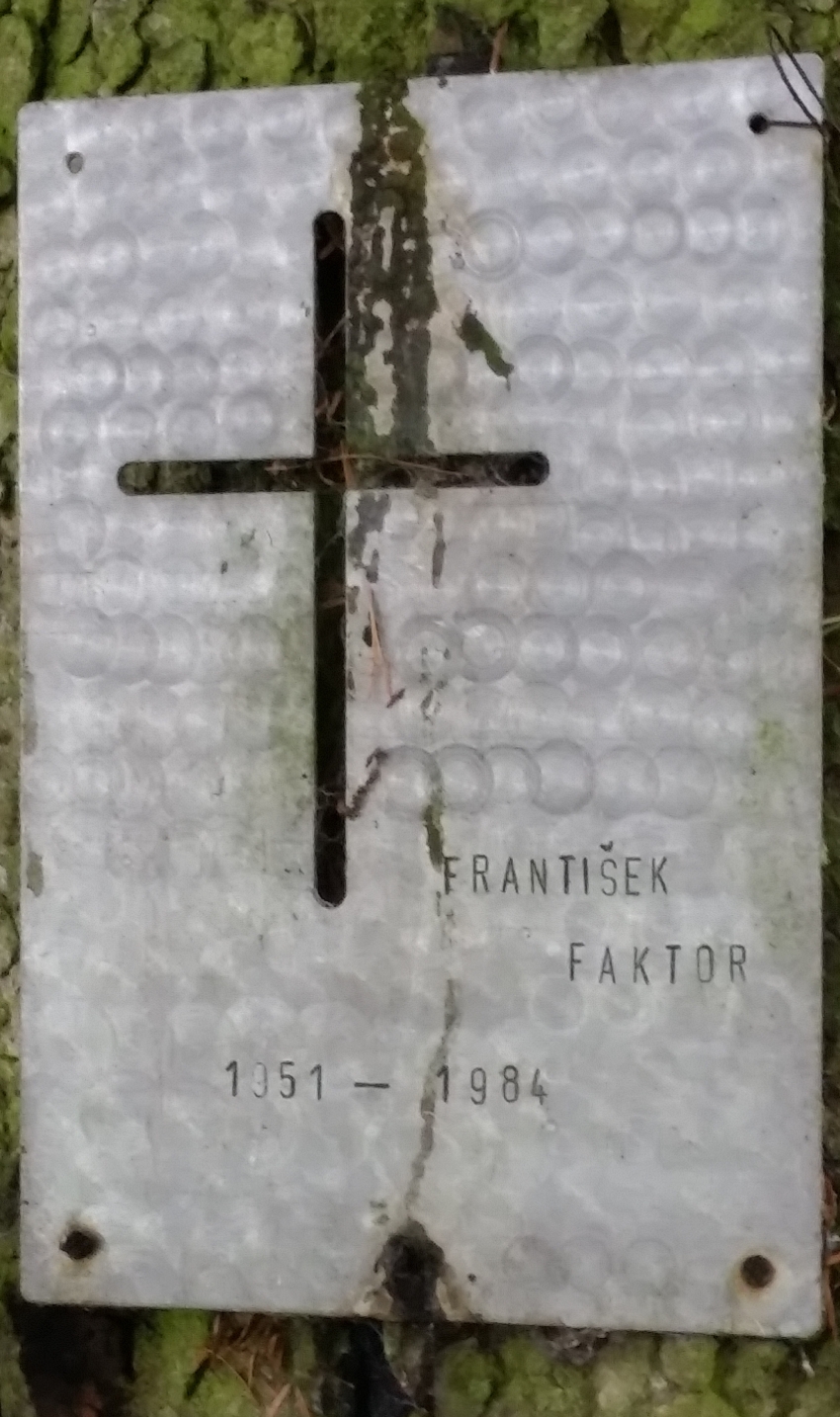 Plechová deska na stromě u obce Wielands (Rakousko), pod kterým 5. 11. 1984 nalezli tělo Františka Faktora. Foto: M. Petráček