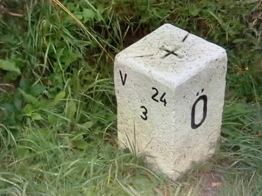 Hraniční kámen V/24, v jeho blízkosti F. Faktor prchal před pohraničníky. Foto: M. Petráček