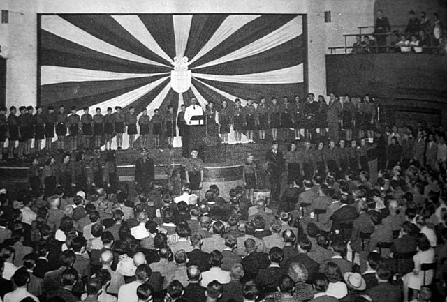 Ante Pavelić obklopený členy ustašovské mládeže během svého projevu v Záhřebu v roce 1941. Zdroj: Wikimedia Commons