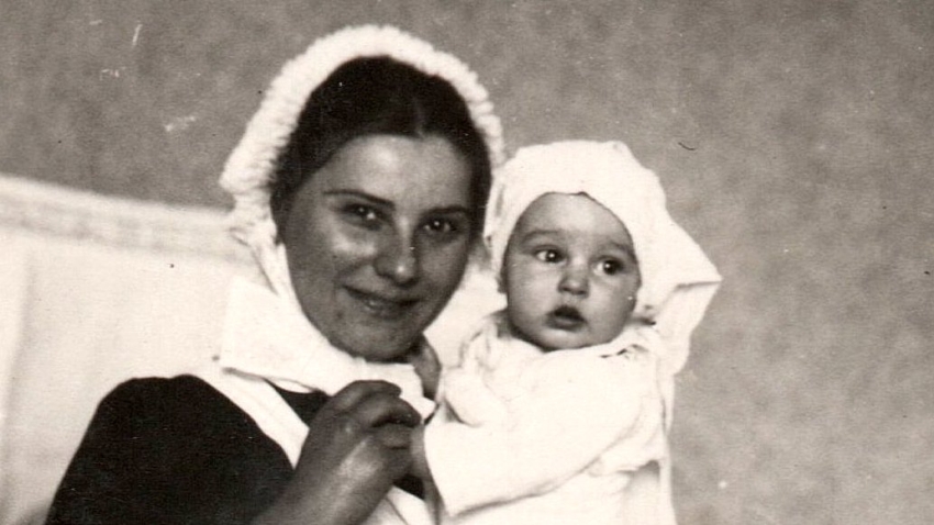 Malá Eva Šašecí v Diakonistenheimu v Římě s ošetřovatelkou („Schwester Susi“). Zdroj: archiv pamětnice