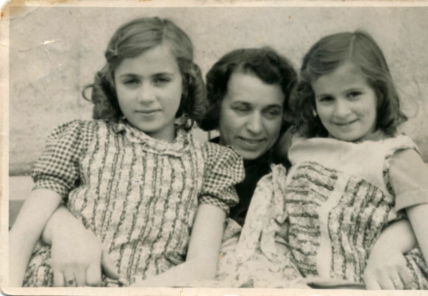Marie Metzlová s dcerami Alenou (vlevo) a Norou po zatčení otce, 1943. Zdroj: archiv pamětnice