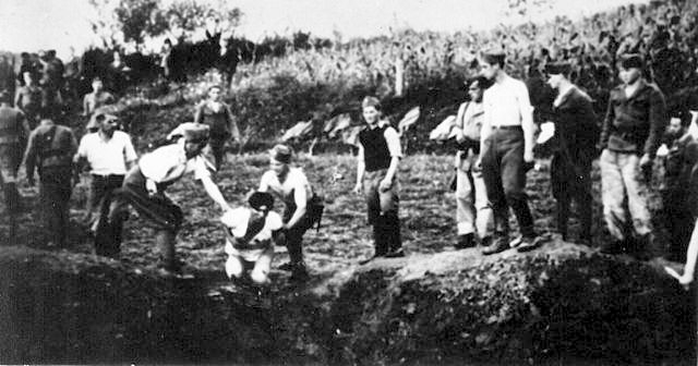 Ustašovci vraždící Srby v koncentračním táboře Jasenovac. Zdroj: Wikimedia Commons