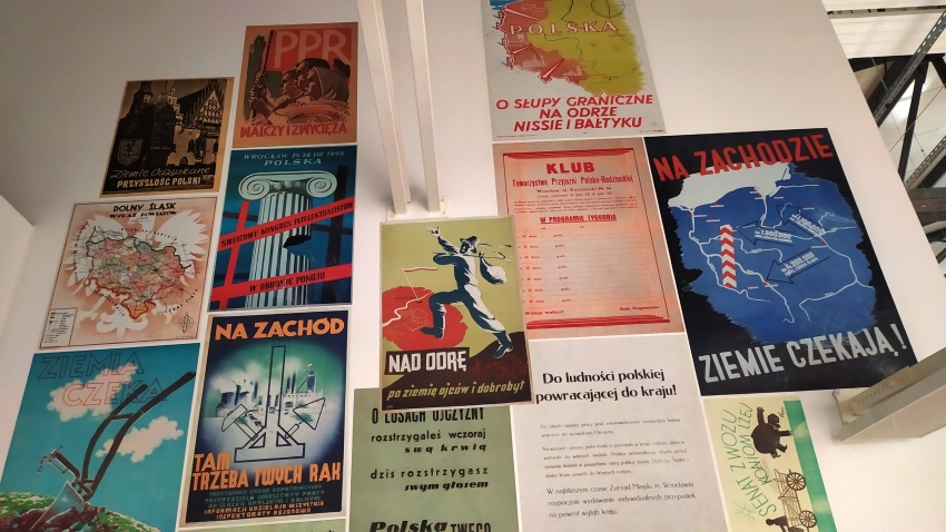 Poválečné plakáty lákající Poláky, aby se přestěhovali na západní území, která po skončení války připadla Polsku. Plakáty jsou vystaveny v muzeu Zajezdnia ve Vratislavi.