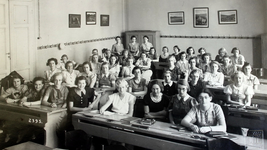 Školní foto - Anina v první lavici první zprava. Zdroj: archiv pamětnice, dodala Jitka Radkovičová