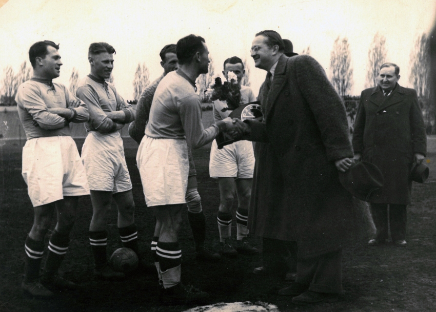 Arnošt Košťál (druhý zprava) s hráči SK Pardubice v roce 1941. Zdroj: archiv FK Pardubice