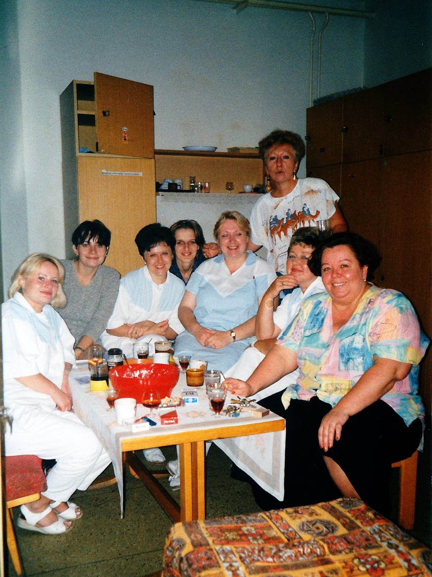 Jiřina Kovářová s personálem domova důchodců. Zdroj: archiv pamětnice