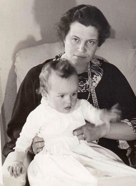 Karel s maminkou na Orlíku, zima 1938-39. Zdroj: archiv pamětníka
