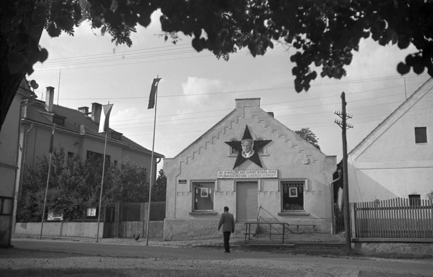 Červenec 1951. Rodný domek Rudolfa Slánského v Nezvěsticích. Zdroj: ČTK