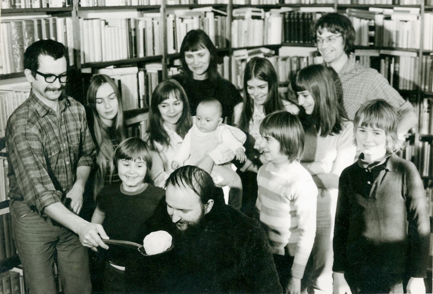 Tobiáš Jirous, mimino v náručí. V Ječné, 1972. Zdroj: archiv pamětníka