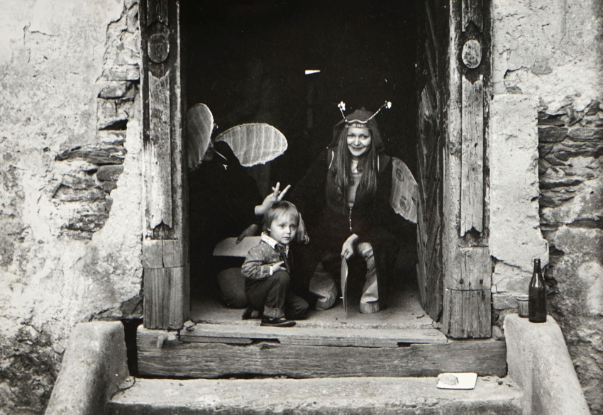 Tobiáš Jirous s maminkou na divadelním představení, 1975.  Zdroj: archiv pamětníka