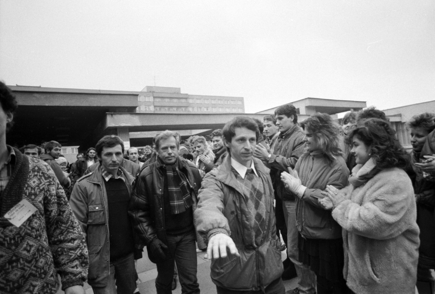 Václav Havel se studenty Vysoké školy báňské v Ostravě 3. ledna 1990 Zdroj: ČTK/Petr Berger