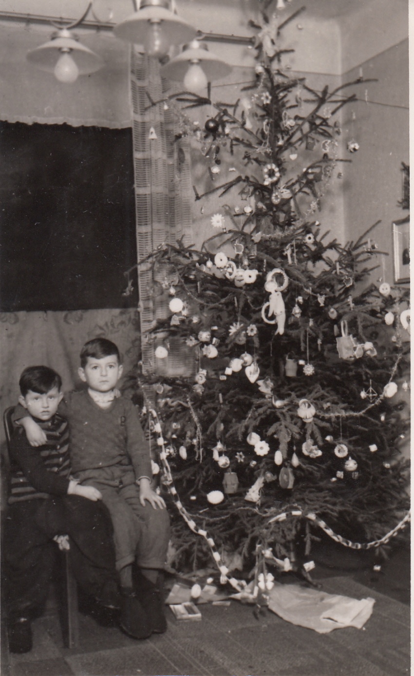 Válečné Vánoce v rodině v Pardubicích. Zdroj: archiv pamětníka Radovana Brože