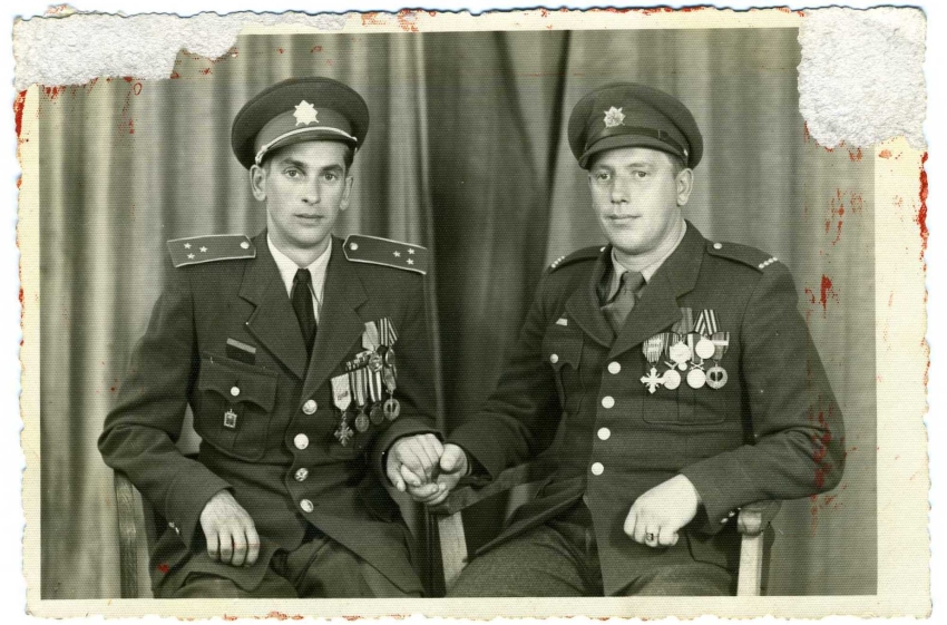 Vasil Kolbasňuk s bratrem Ivanem. Zdroj: archiv pamětníka