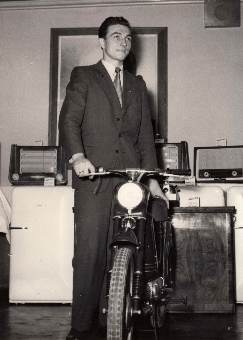Vlastimil Trlida obdržel za pracovní nasazení a zlepšovací návrhy také motocykl. Zdroj: archiv pamětníka