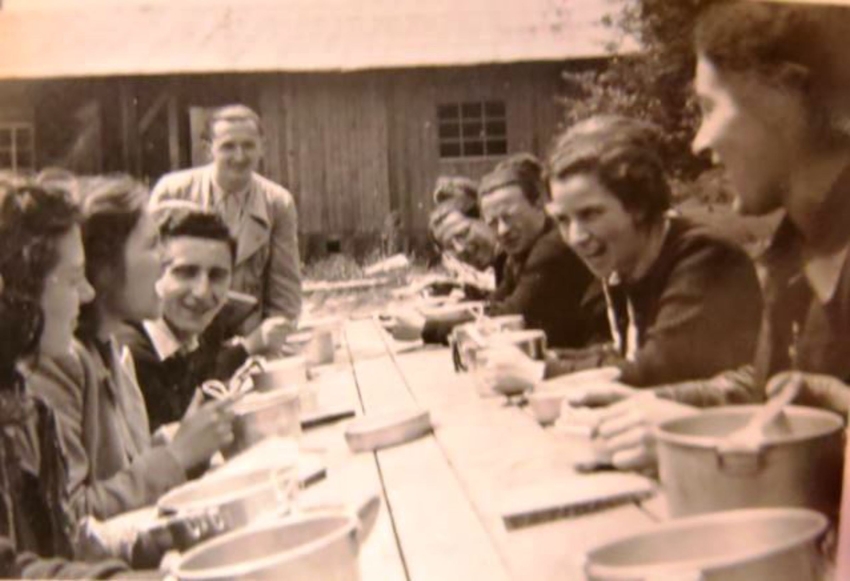 Letní tábor Makabi Hacair, pokřik před jídlem. Zdroj: archiv pamětnice, dodala Jitka Radkovičová