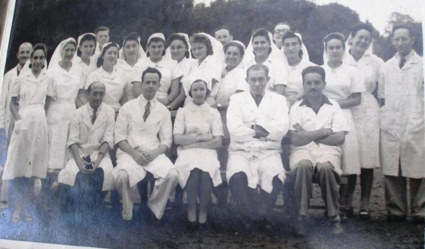 Ošetřovatelky na Mauriciu, Anina stojí pátá zprava. Zdroj: archiv pamětnice, dodala Jitka Radkovičová