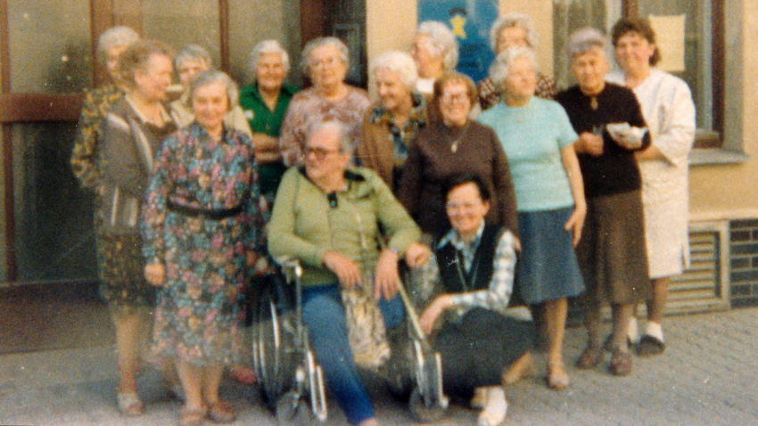 Klienti centra pro seniory Horizont, které založila Marta Jurková po revoluci (sedící v první řadě). Zdroj: archiv pamětnice
