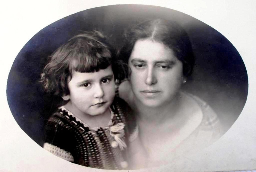 S maminkou, první polovina 20. let. Zdroj: archiv pamětnice, dodala Jitka Radkovičová