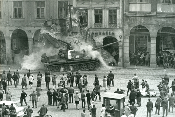 Jeden ze symbolů srpnové invaze. Tank naboural do podloubí domů na libereckém náměstí. Foto: Paměť národa – Václav Toužimský