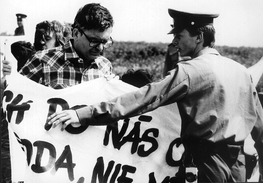 Demonstrace proti vodní elektrárně Bős v roce 1991. Zdroj: web Miklóse Duraye