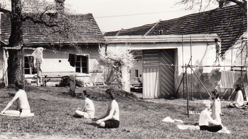 Jógové soustředění na statku Kuchařových v Krasetíně, květen 1987. Zdroj: archiv Jiřího Mazánka