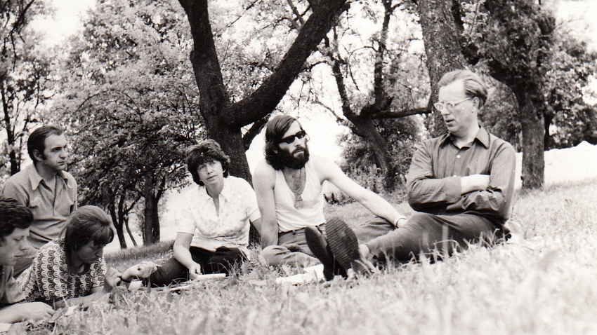 Jiří Mazánek (uprostřed) s indologem a pořadatelem jógových táborů Borisem Merhautem, asi 1980. Zdroj: archiv Jiřího Mazánka