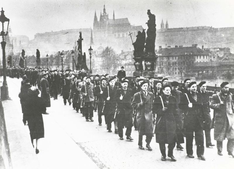 Pochod příslušníků Lidových milicí v únorových dnech roku 1948. Zdroj: Český rozhlas