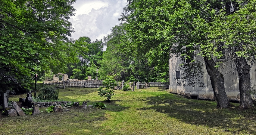 Bývalý hůrecký hřbitov s kaplí sv. Kříže, v pozadí torzo kostela sv. Vincence. Foto: M. Petráček