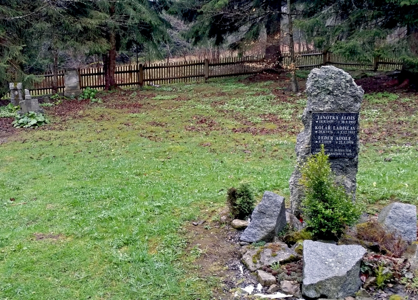 Symbolický hrob tří obětí, které pohraničníci tajně zakopali na hůreckém hřbitově. Foto: M. Petráček