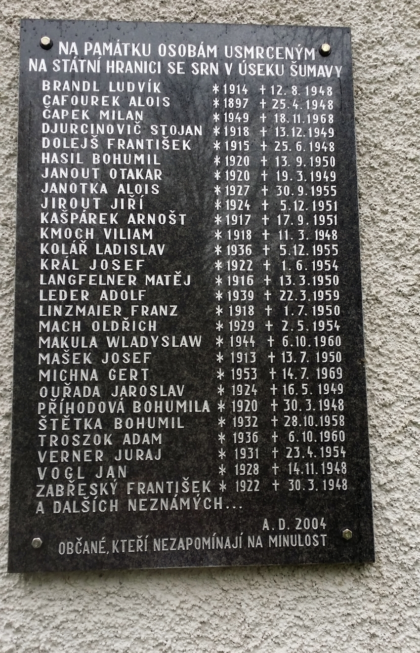 Pamětní deska se jmény obětí Železné opony na zdi kaple sv. Kříže. Foto: M. Petráček